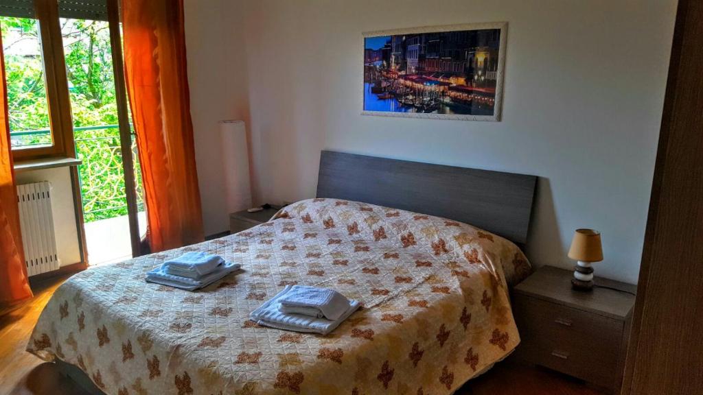 1 dormitorio con 1 cama con 2 toallas en Casa Bellavista en Sorrento