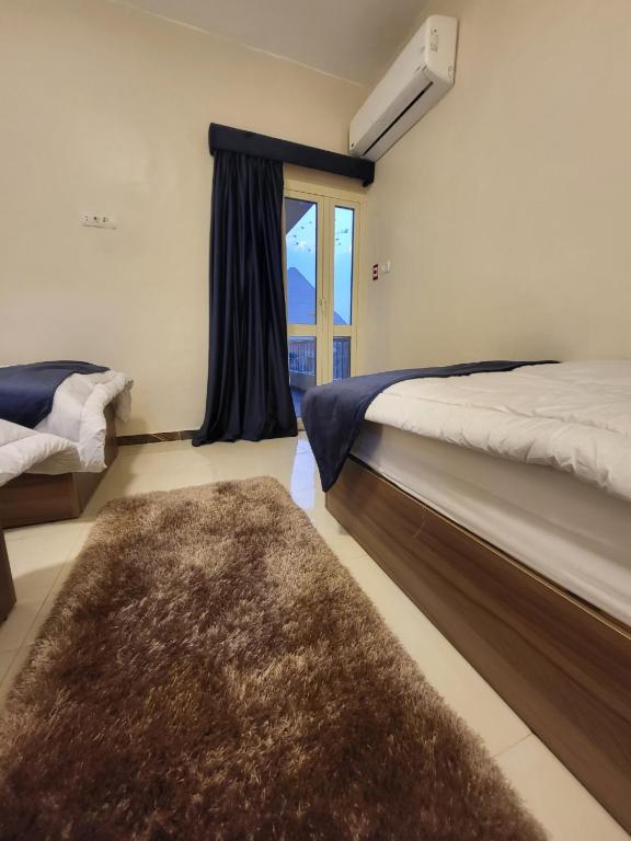 Postel nebo postele na pokoji v ubytování Alibaba Pyramids inn Hotel