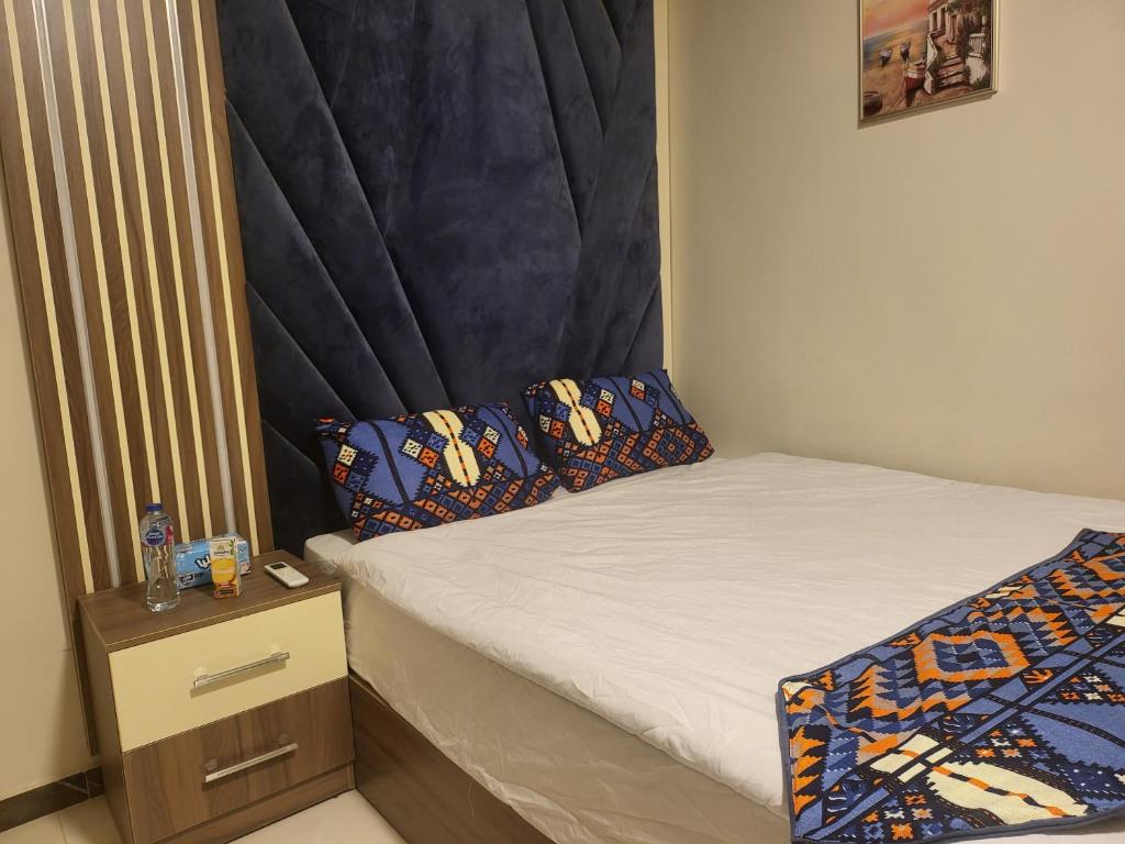 Postel nebo postele na pokoji v ubytování Alibaba Pyramids inn Hotel