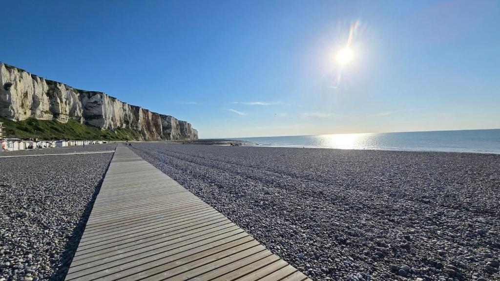 une promenade sur une plage près de l'océan dans l'établissement Studio 3ieme etage proche de la plage - Quartier des cordiers, au Tréport