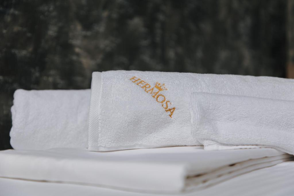 Postel nebo postele na pokoji v ubytování Hermosa Hotel