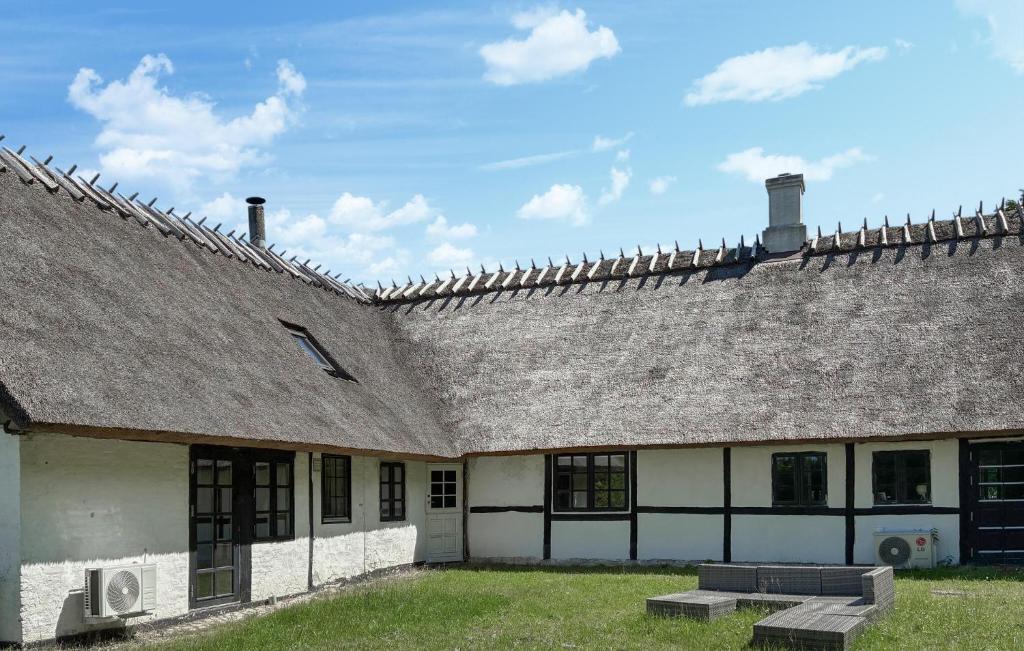 Byggingin sem sumarhúsið er í