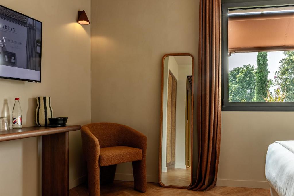 Postel nebo postele na pokoji v ubytování Hotel & Restaurants - Maison Chabran
