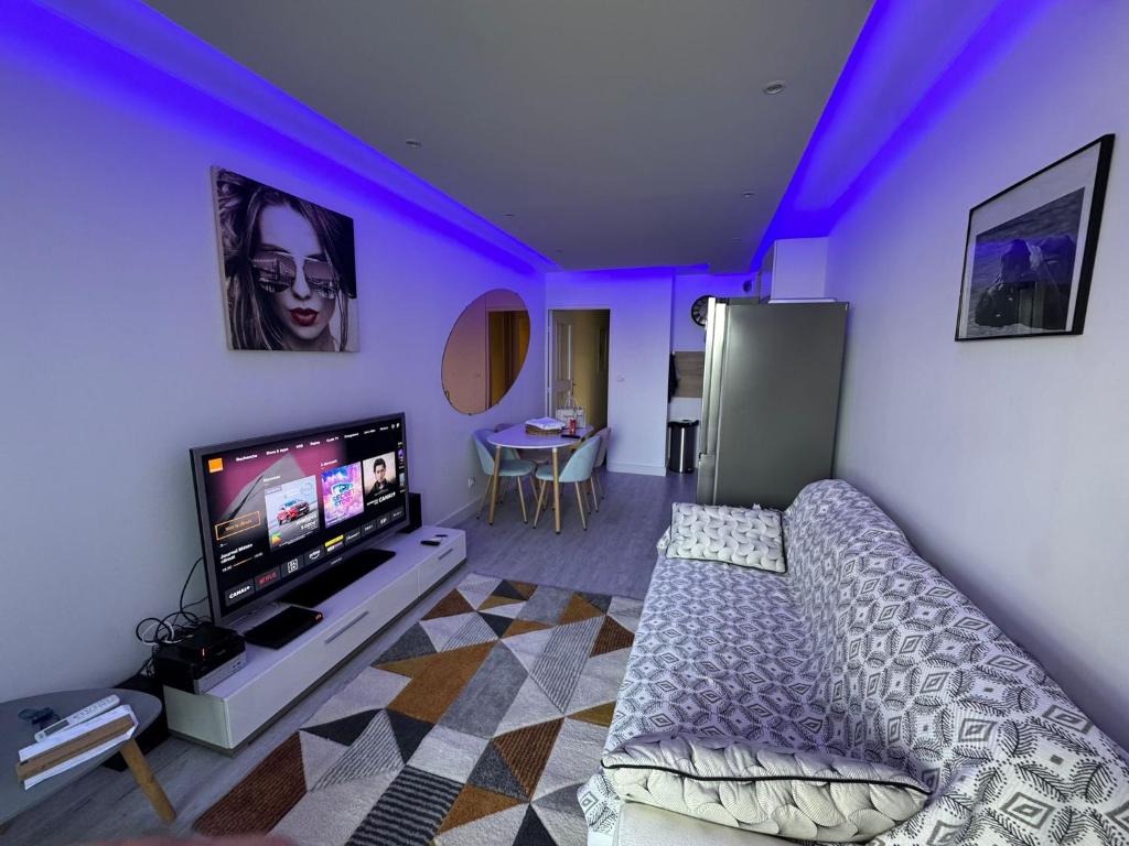 une chambre avec un lit et une télévision à écran plat dans l'établissement 2 Bedroom Luxury Sea View Terrace, à Cannes