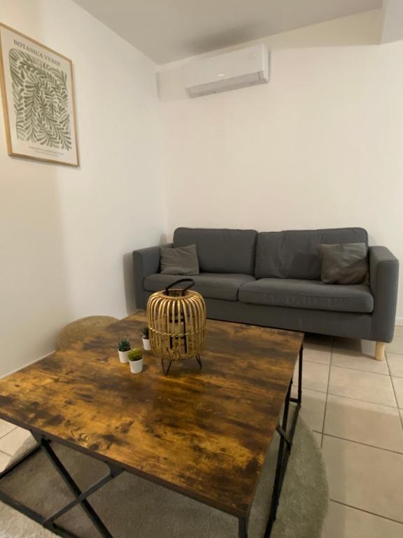 un salon avec une table et un canapé dans l'établissement La Terrasse - Centre-ville proche gare, à Valence