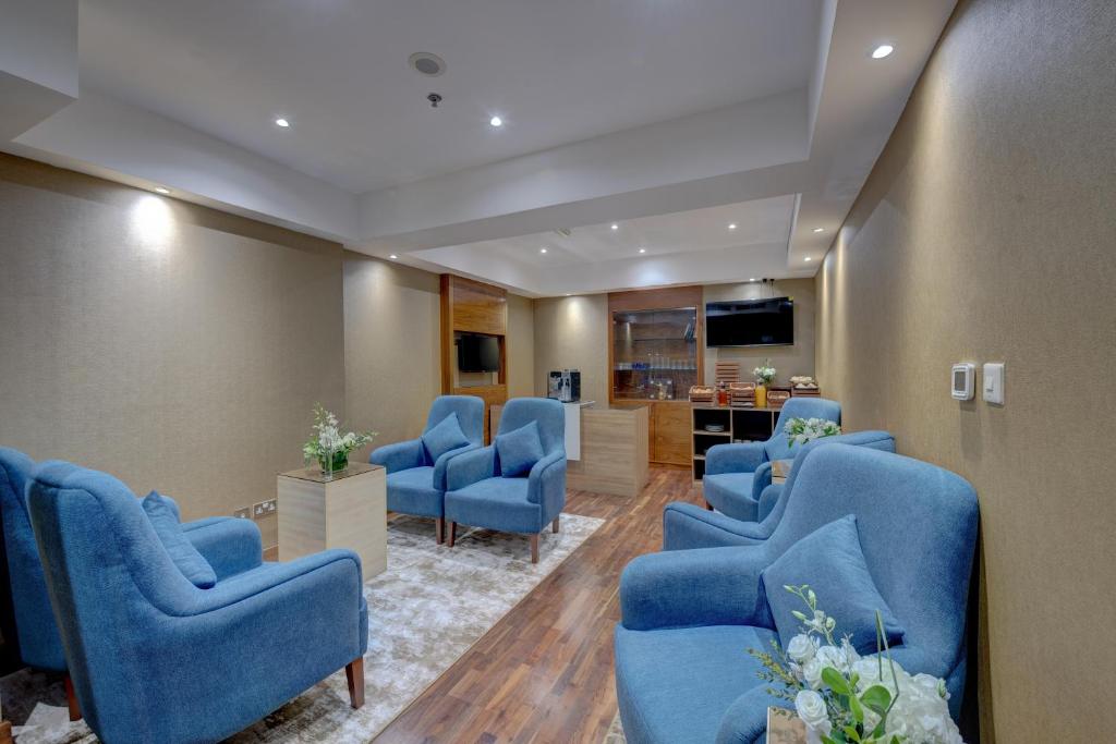 Uma área de estar em Hawthorn Extended Stay by Wyndham Abu Dhabi City Center