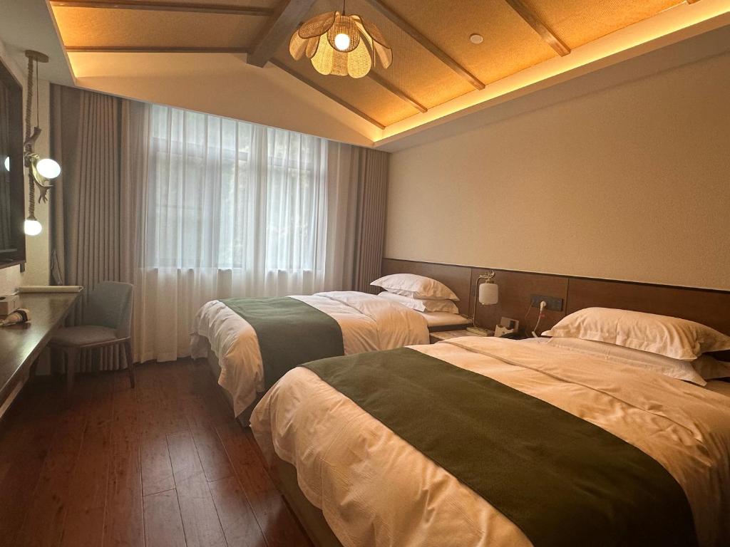 Postel nebo postele na pokoji v ubytování Yuanshan Yayuan Forest Quiet Bed and Breakfast