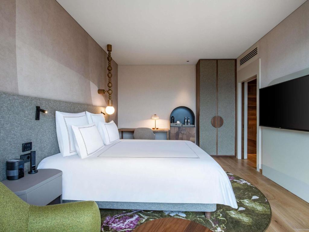 Postel nebo postele na pokoji v ubytování Swissôtel Tbilisi