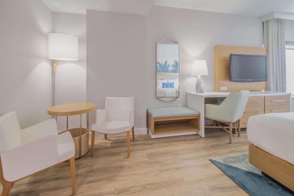 TV a/nebo společenská místnost v ubytování Radisson Resort Miami Beach