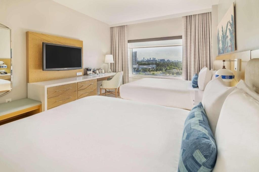 Postel nebo postele na pokoji v ubytování Radisson Resort Miami Beach