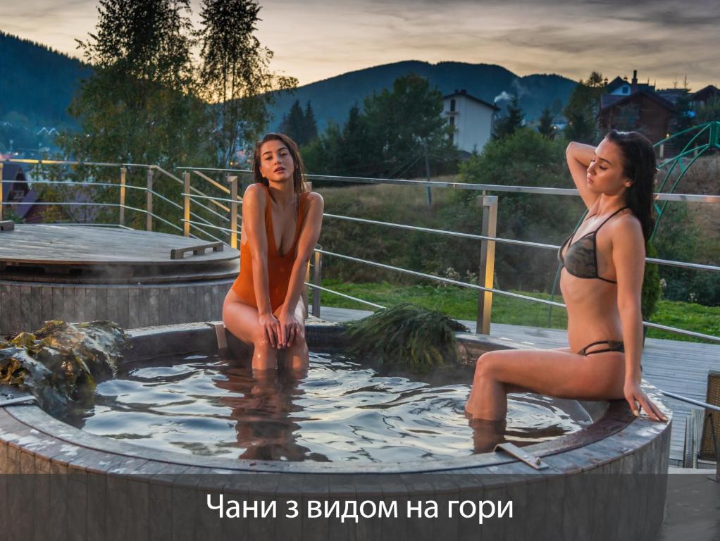Nespecifikovaný výhled na hory nebo výhled na hory při pohledu z hotelu
