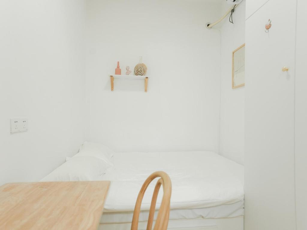 Wutong District Sunshine 2 bedrooms 2 beds with kitchen and bathroom, laundry and cooking, close to Zhongshan Park business district Leyihome close to Zhongshan Park房間的床