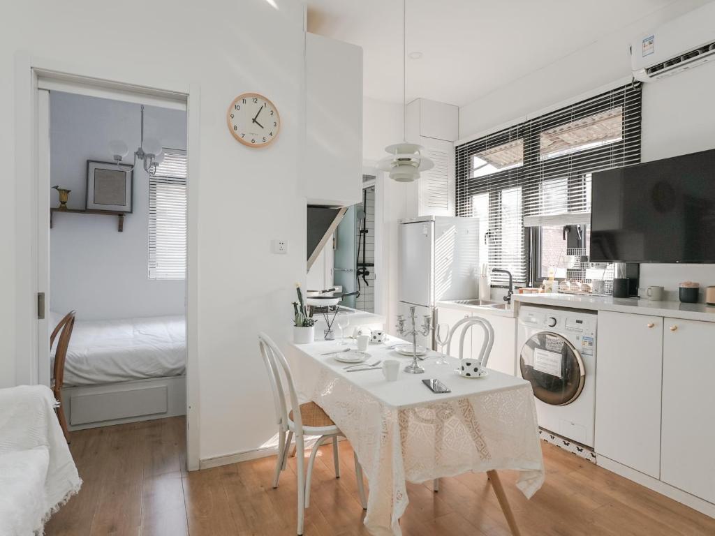 Wutong District Sunshine 2 bedrooms 2 beds with kitchen and bathroom, laundry and cooking, close to Zhongshan Park business district Leyihome close to Zhongshan Park電視和／或娛樂中心