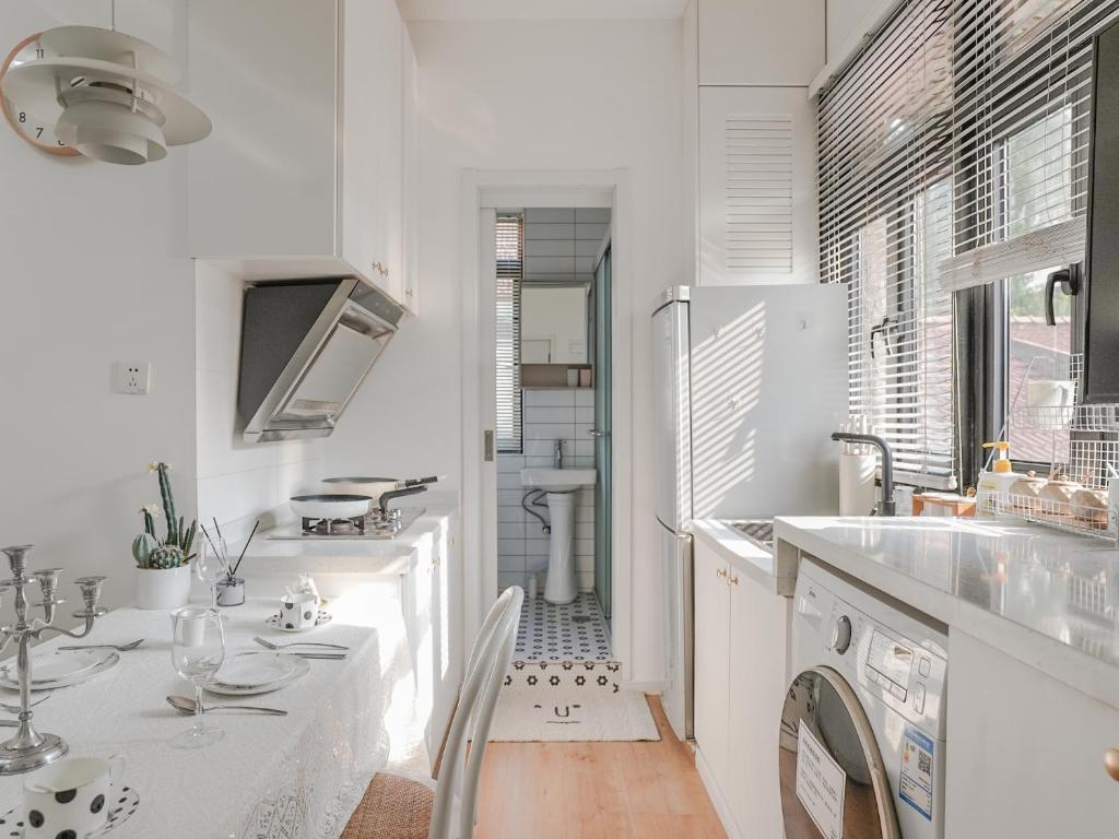 Wutong District Sunshine 2 bedrooms 2 beds with kitchen and bathroom, laundry and cooking, close to Zhongshan Park business district Leyihome close to Zhongshan Park廚房或簡易廚房