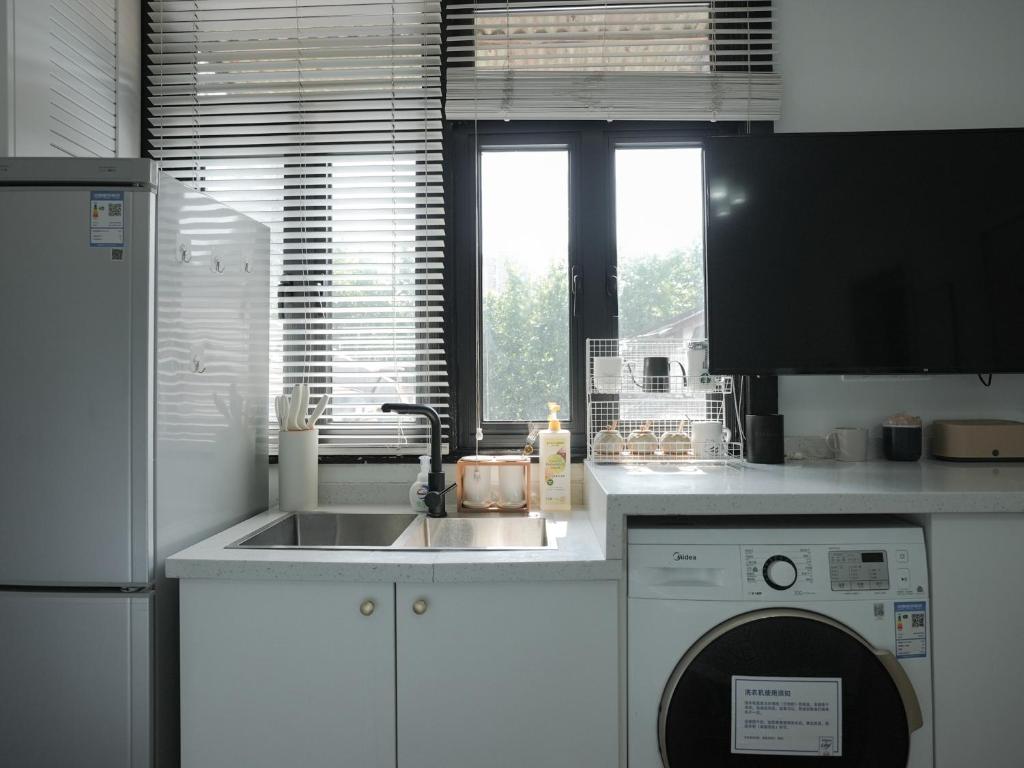 Wutong District Sunshine 2 bedrooms 2 beds with kitchen and bathroom, laundry and cooking, close to Zhongshan Park business district Leyihome close to Zhongshan Park廚房或簡易廚房