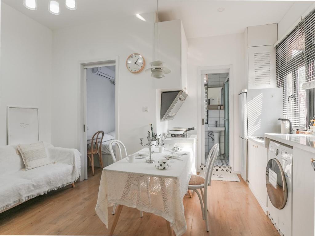 Wutong District Sunshine 2 bedrooms 2 beds with kitchen and bathroom, laundry and cooking, close to Zhongshan Park business district Leyihome close to Zhongshan Park廚房或簡易廚房