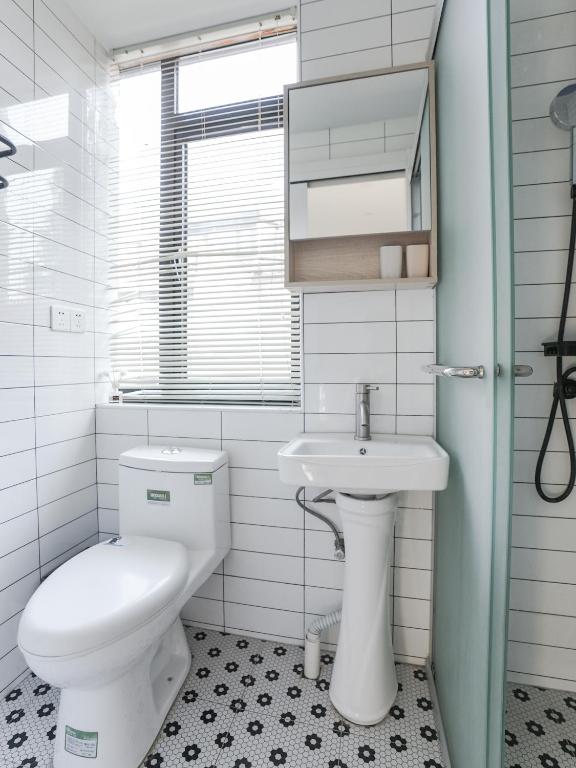 Wutong District Sunshine 2 bedrooms 2 beds with kitchen and bathroom, laundry and cooking, close to Zhongshan Park business district Leyihome close to Zhongshan Park衛浴