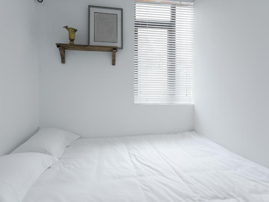Wutong District Sunshine 2 bedrooms 2 beds with kitchen and bathroom, laundry and cooking, close to Zhongshan Park business district Leyihome close to Zhongshan Park房間的床