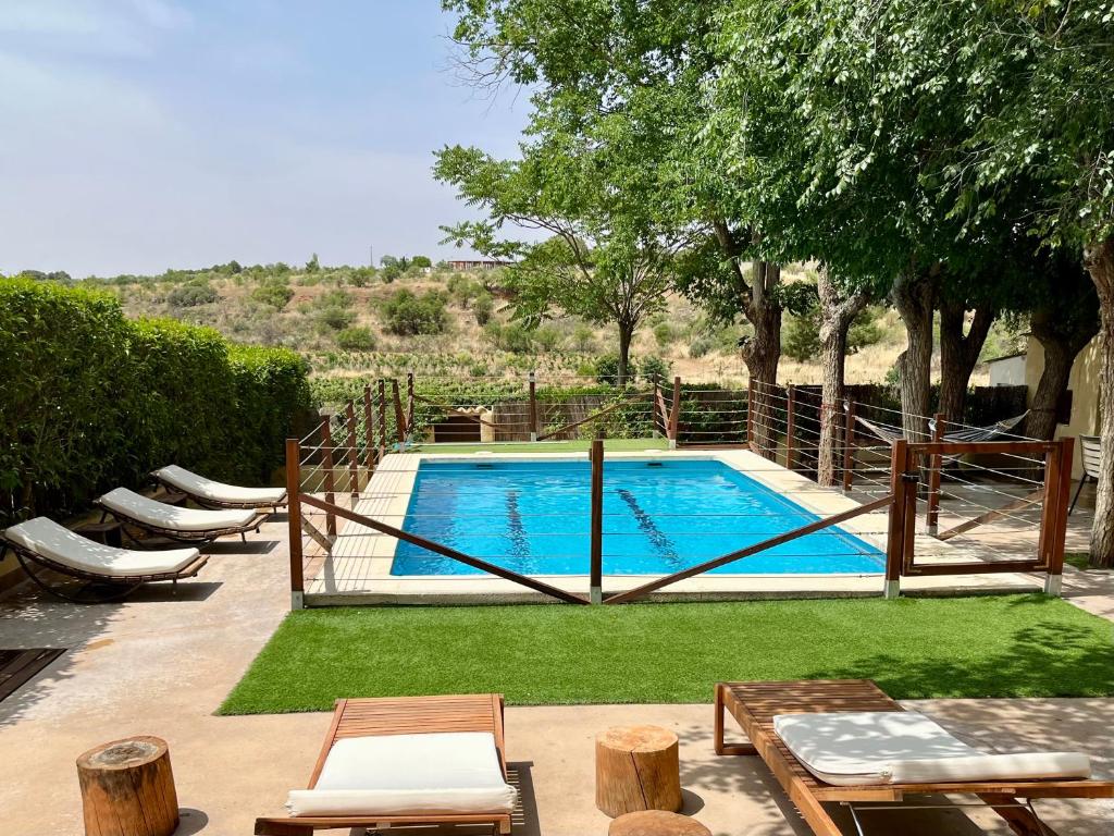 The swimming pool at or close to Casa rural La Quinta De Lara