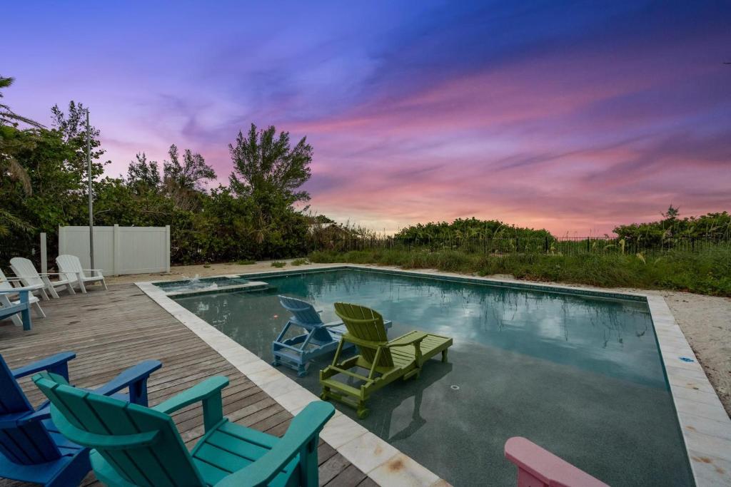 Swimmingpoolen hos eller tæt på Beachfront Bungalow