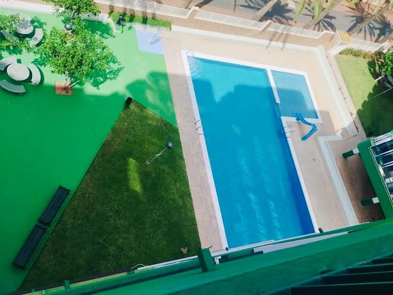 an overhead view of a large blue swimming pool at Apartamentos Las Palmeras, Benicàssim in Madrid