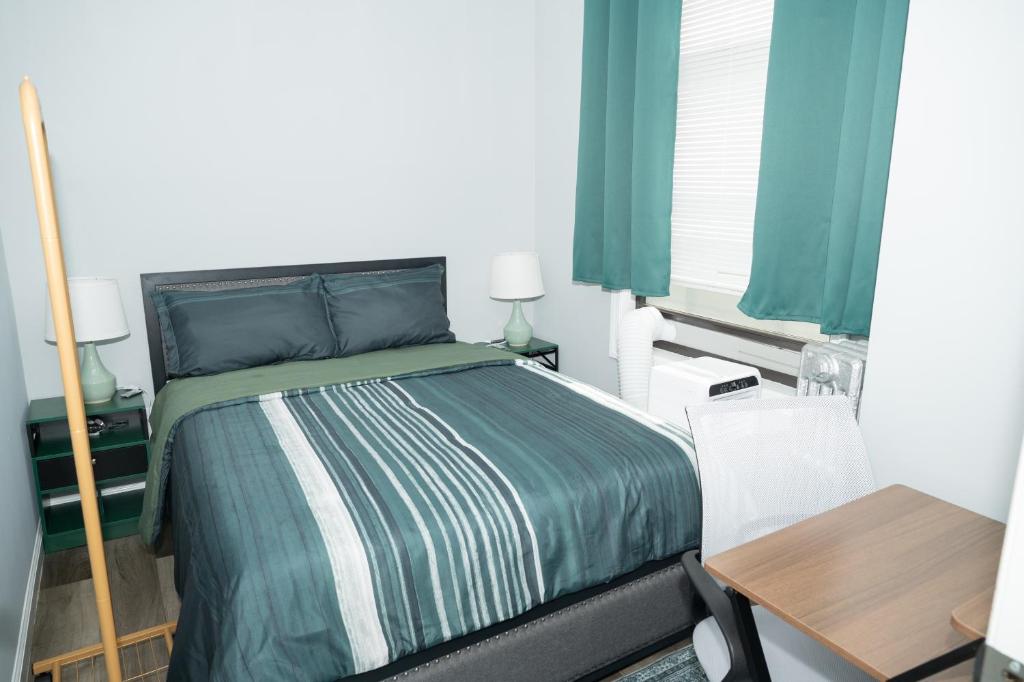 - une chambre avec un lit, des rideaux verts et une table dans l'établissement Emerald Room at Brighton Beach 2Min Walk to Ocean n Subway Chic Stay, à Brooklyn