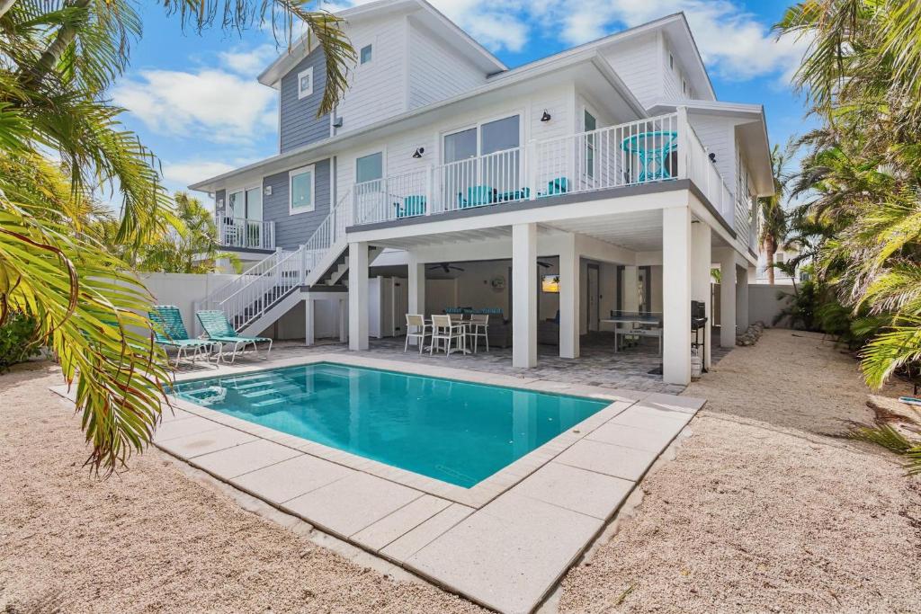 Swimmingpoolen hos eller tæt på Day Break Bungalow