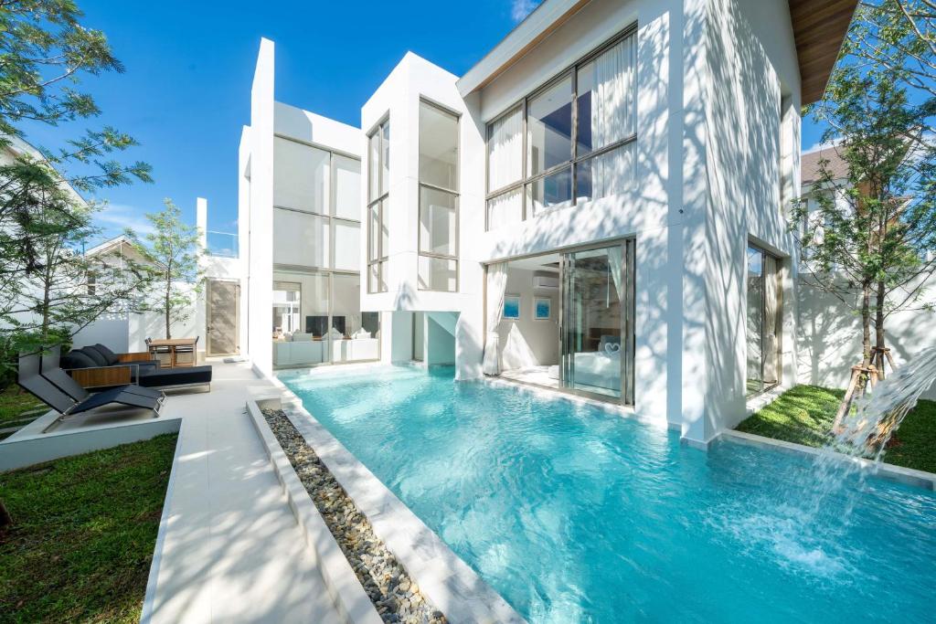 a swimming pool in the backyard of a house at Modern 3BR Pool Villa near Laguna- Lux Pride 4 by Warm Plus in Ban Pak Lak