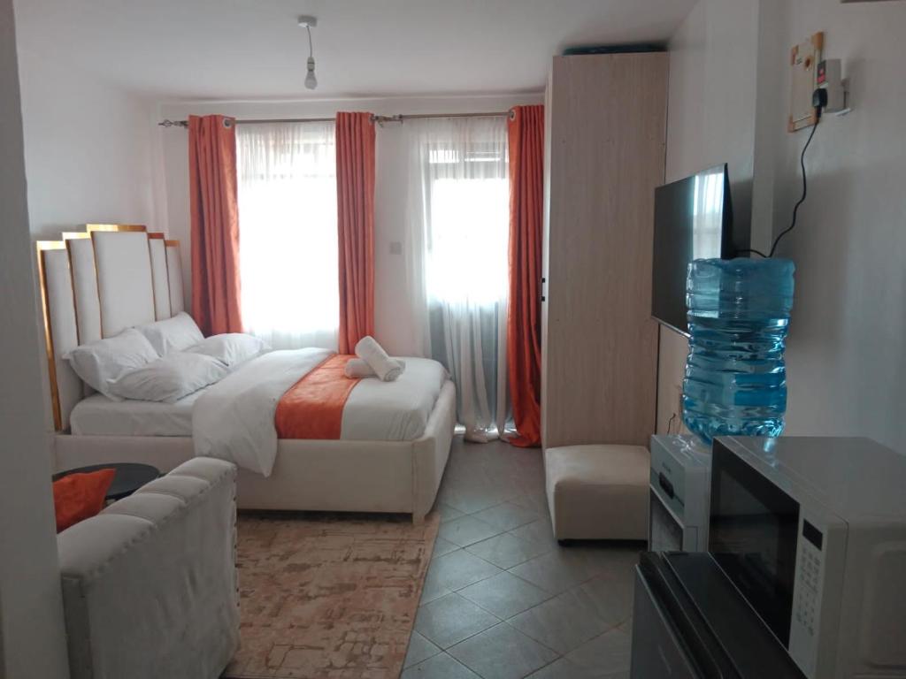 sala de estar con sofá y cama en una habitación en Kinoo Stays, en Rungiri