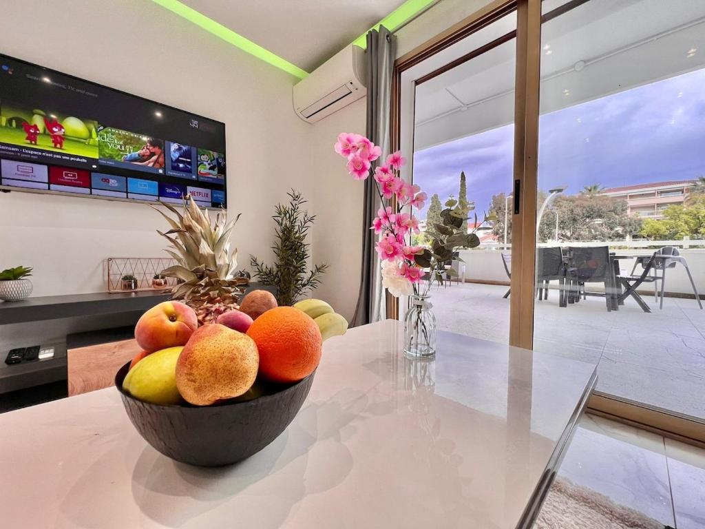 - un bol de fruits sur une table dans le salon dans l'établissement Mimosas Lovers, à Cannes