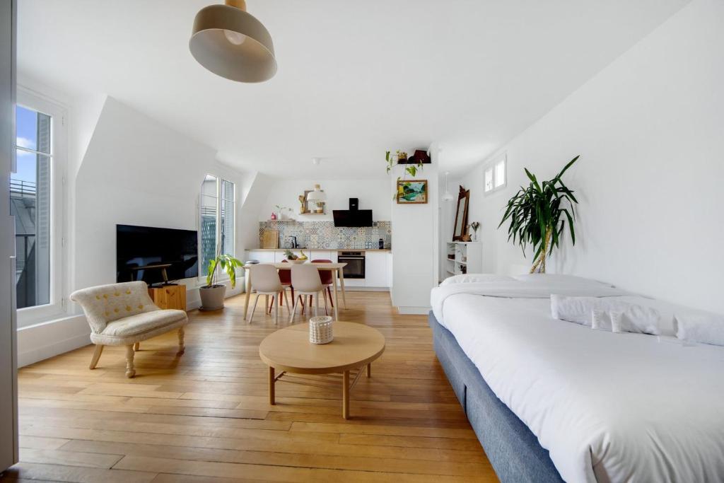 - un salon blanc avec un lit et une table dans l'établissement Wow view top Paris City centre, à Paris