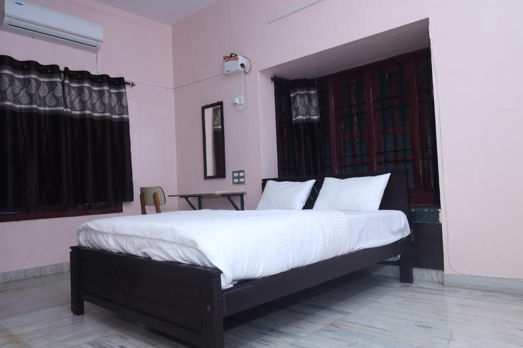 Awe venues في مادوراي: غرفة نوم بسرير كبير مع ملاءات بيضاء