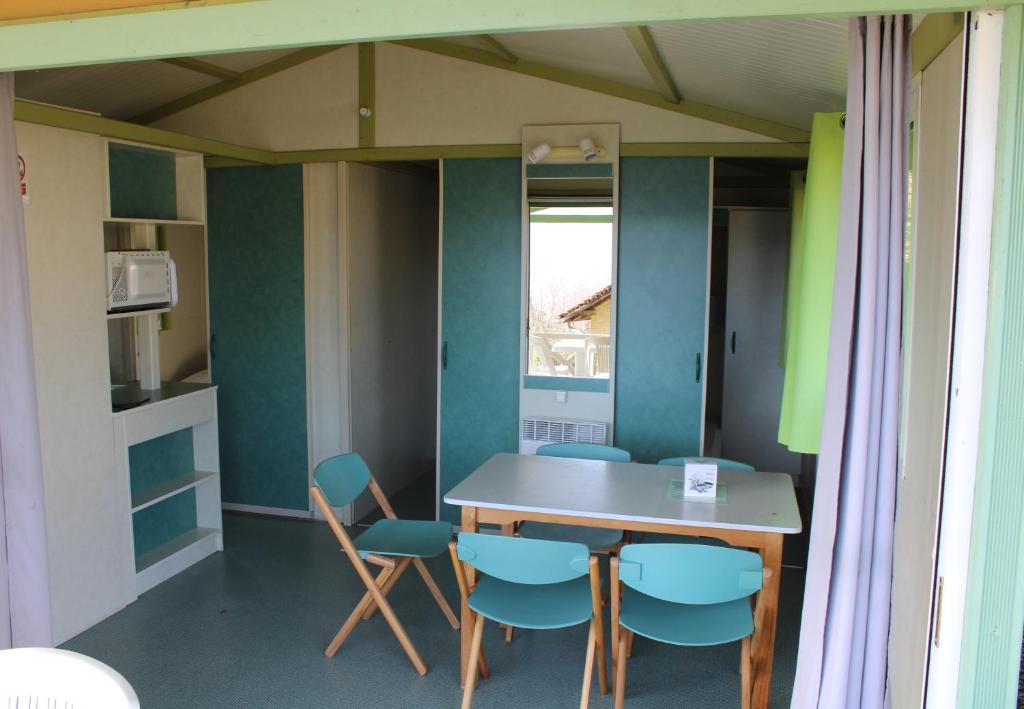Camping Le Balcon de Chartreuse - Two-Bedroom Chalet