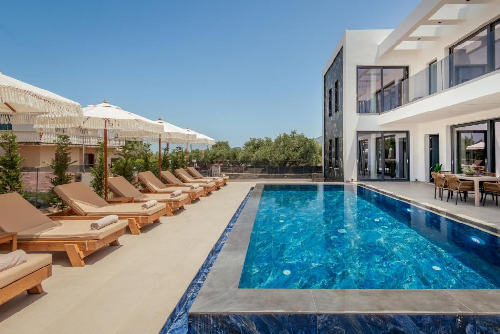Bazén v ubytování Boheme Villas close access to Laganas Resort nebo v jeho okolí