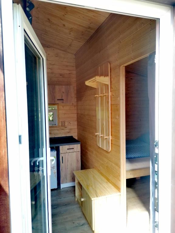 Kuchyň nebo kuchyňský kout v ubytování Chata na kolech v areálu Koupaliště Bystré v Orlických horách