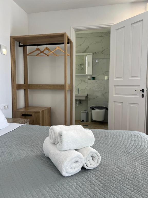 Postel nebo postele na pokoji v ubytování Douskos Guesthouse