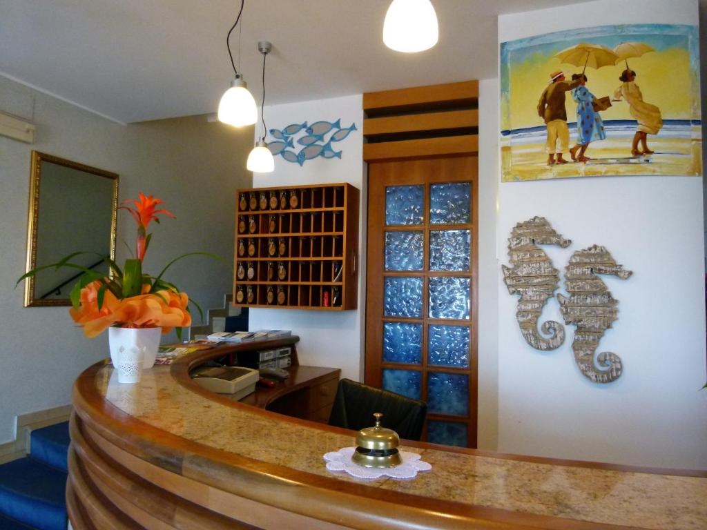 een kapperszaak met een bord aan de muur bij Hotel Paradise in Fano
