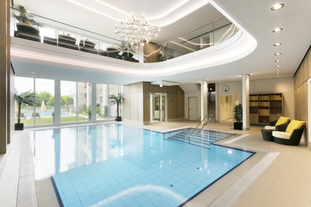 Bazén v ubytování Hotel Reutemann-Seegarten nebo v jeho okolí