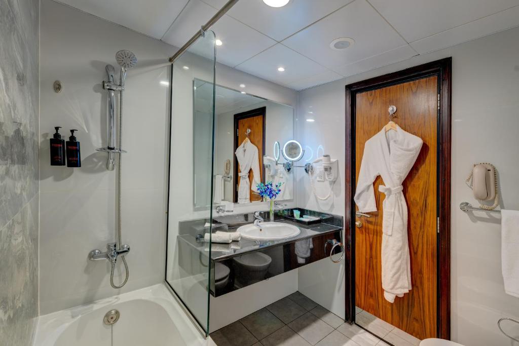 Uma casa de banho em Hawthorn Extended Stay by Wyndham Abu Dhabi City Center