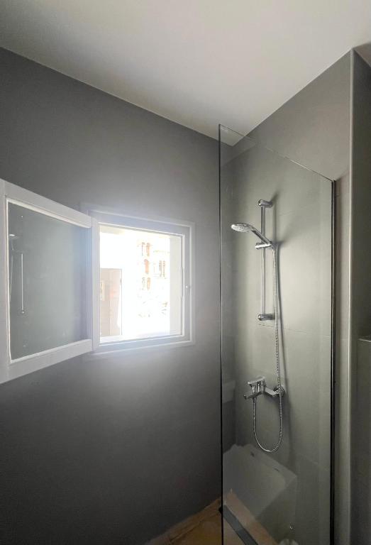 Koupelna v ubytování Douskos Guesthouse