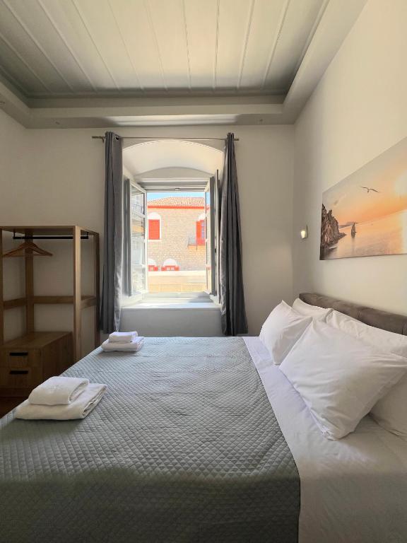Postel nebo postele na pokoji v ubytování Douskos Guesthouse