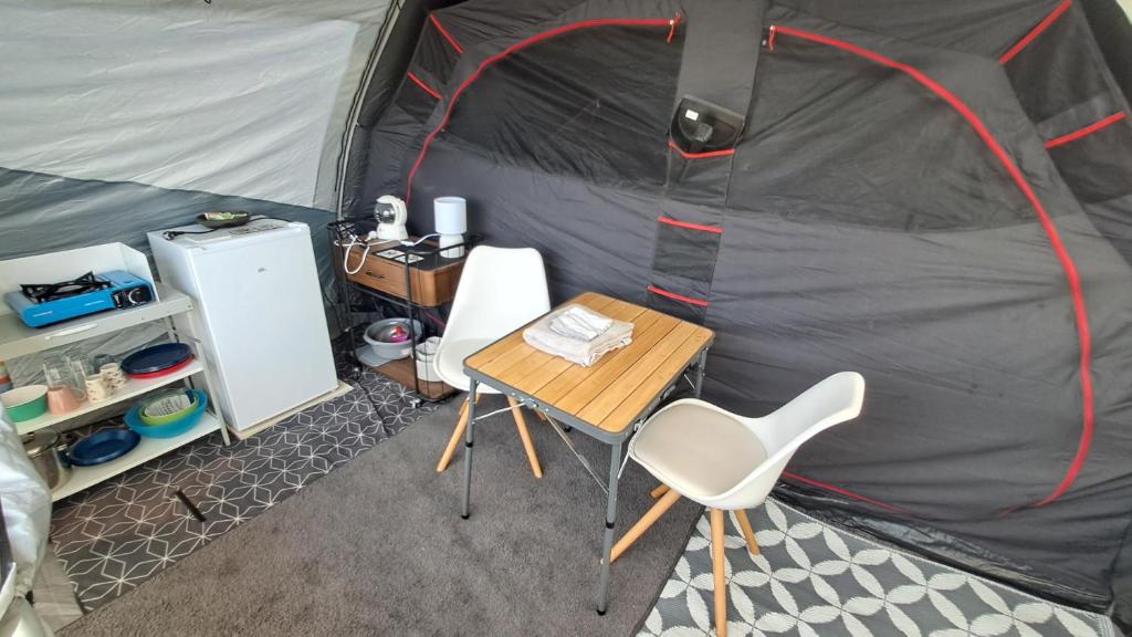 Fotografie z fotogalerie ubytování Luxe tent met bijzettent v destinaci Hensbroek