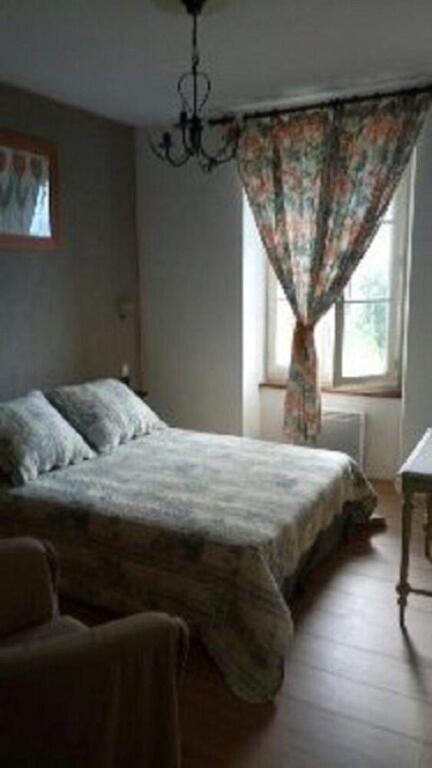 une chambre avec un lit et une fenêtre dans l'établissement hotel restaurant la coix blanche, à Combreux