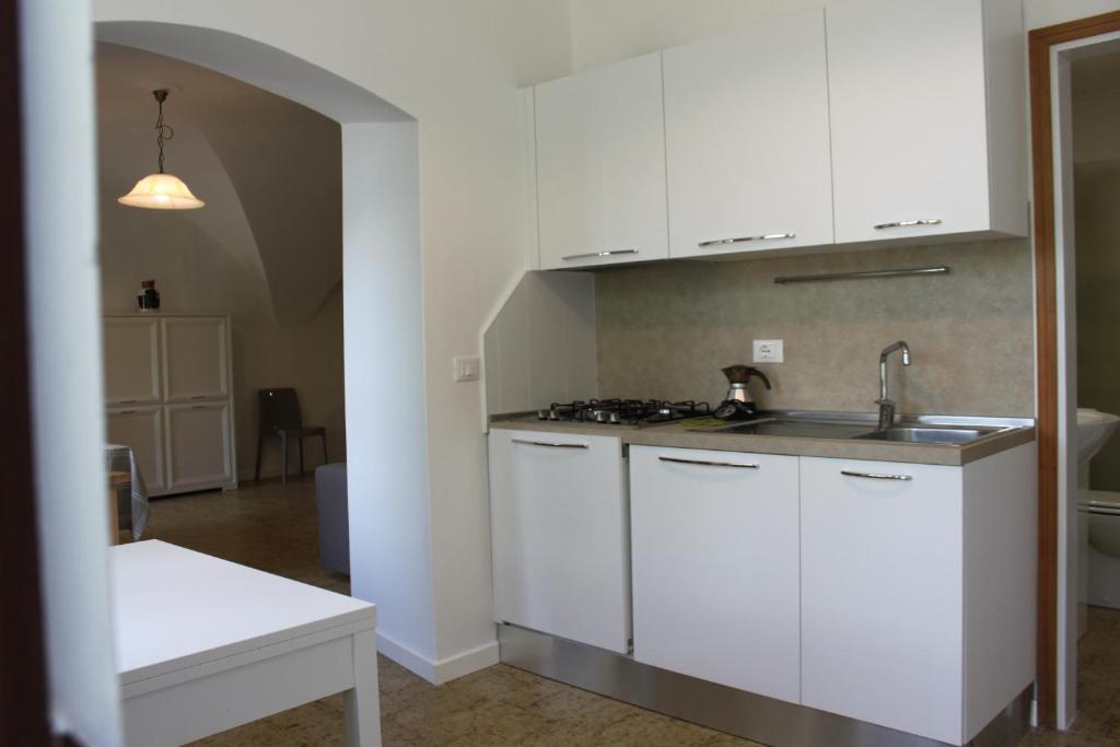 Kuchyň nebo kuchyňský kout v ubytování Studio Zu - Lakeside Apartment