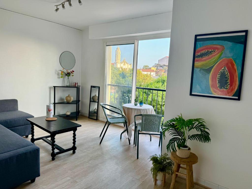 un salon avec un canapé et une table dans l'établissement Studio lumineux et chaleureux., à Marseille