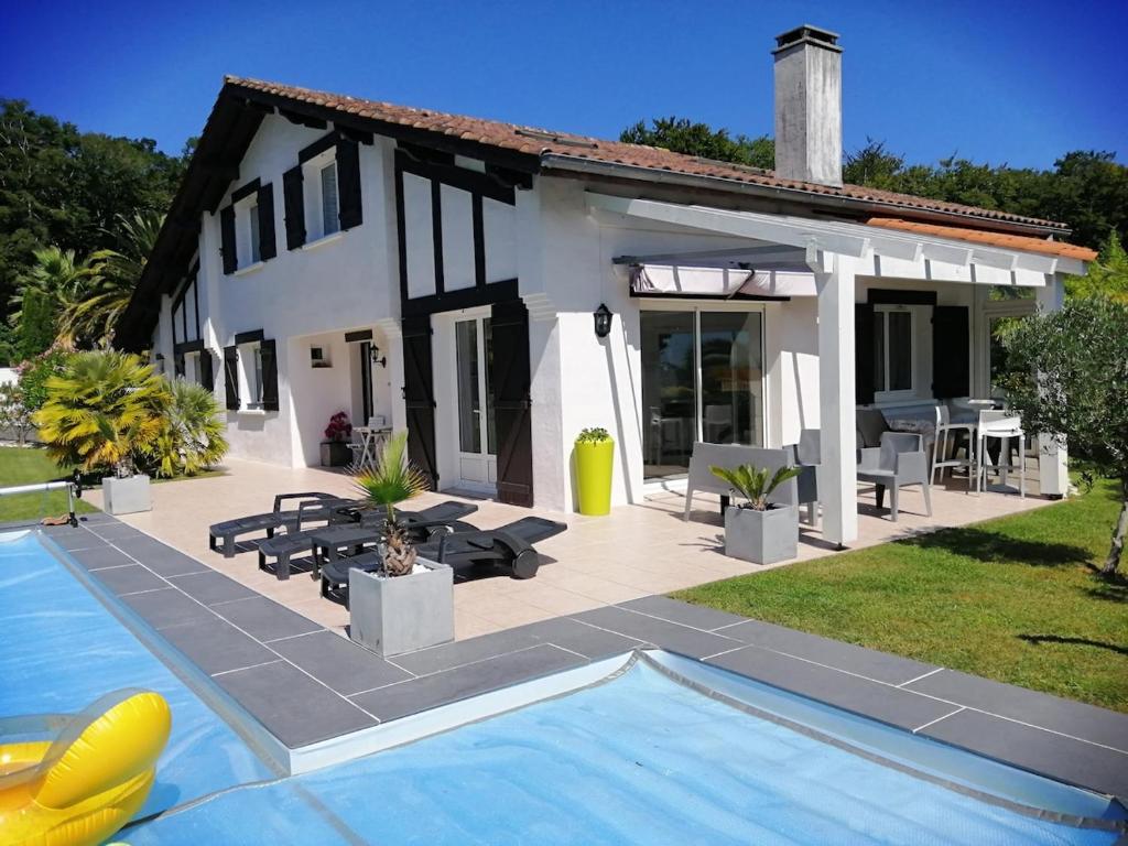 une villa avec piscine devant une maison dans l'établissement Villa avec piscine Anglet proche Biarritz, à BIQ