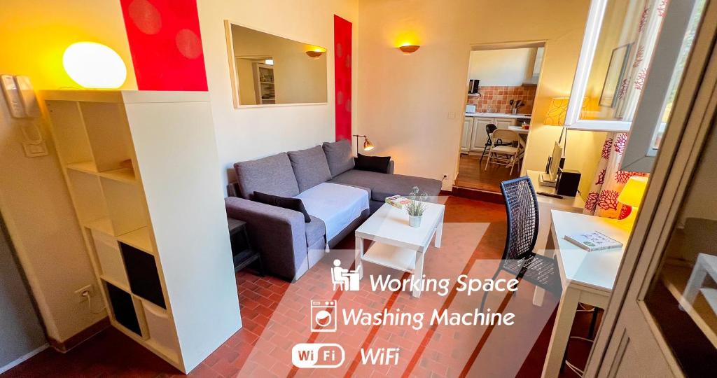 un salon avec un canapé et une table dans l'établissement AC - Hypercenter - Near place des Carmes, à Avignon