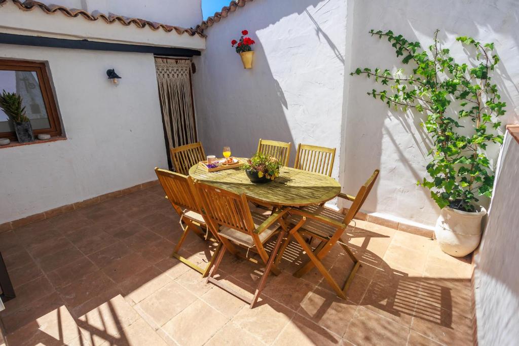 un tavolo e sedie su un patio di Villa Valeria, Casa con Cueva privada del 1748 a Requena