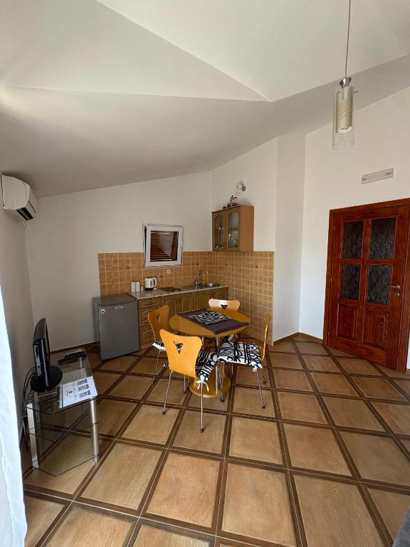 Kuchyň nebo kuchyňský kout v ubytování Apartments Ćuković