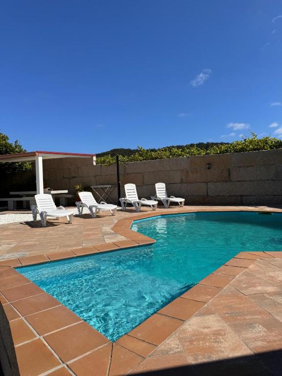 Bazén v ubytování Casa A Barcia nebo v jeho okolí